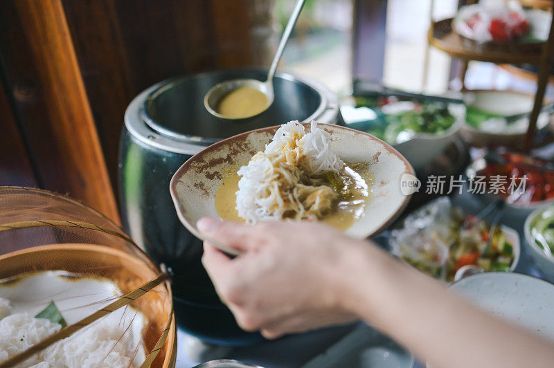 传统著名的泰国食物Kanom Jeen(淡发酵米粉)是泰国南部最美味的食物